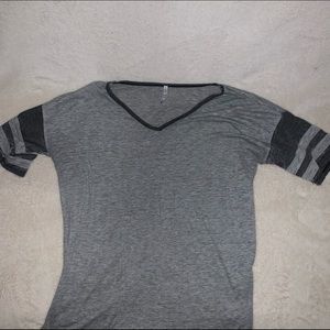 Gray t shirt.